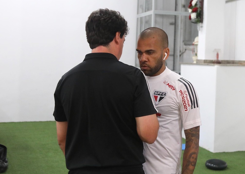 Má fase de Daniel Alves é marcada por salários atrasados e saída de Diniz