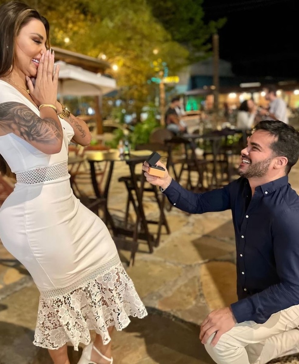 Jenny Miranda sendo pedida em casamento por Fabio Gontijo &mdash; Foto: Reprodu&ccedil;&atilde;o/ Instagram
