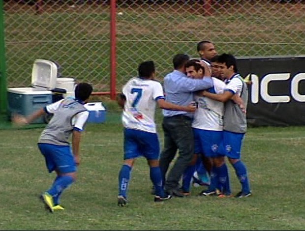 Stefan (sendo abraçado pelo técnico Emerson Silva) comemora o gol salvador, que livrou o Vitória do rebaixamento (Foto: Reprodução/TV Gazeta)