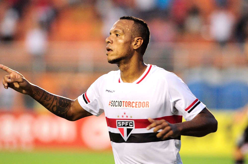 Luís Fabiano recebe presente e posa com nova camisa do São Paulo nas redes sociais