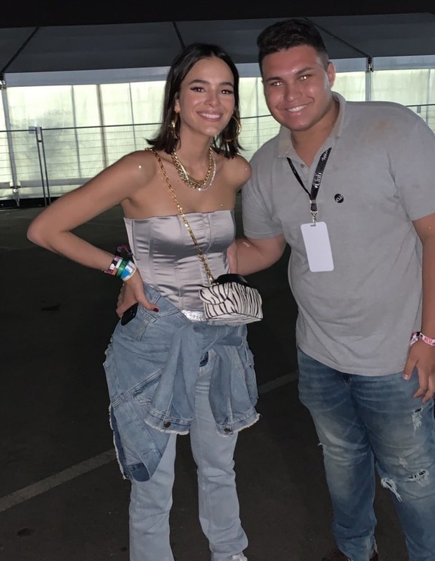Bruna Marquezine na foto com o fã que a criticou (Foto: Reprodução/Instagram)