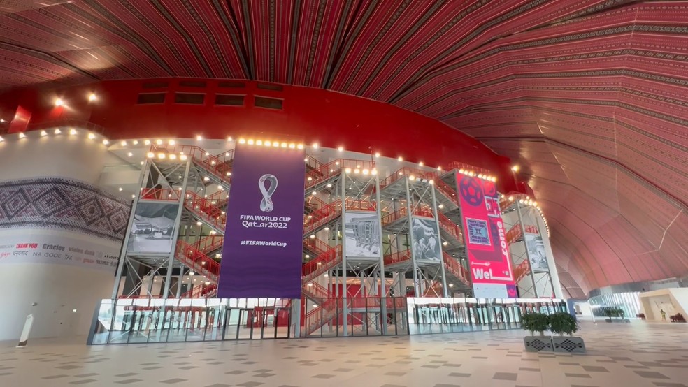 A imponente entrada do estádio Al Bayt, palco de abertura da Copa do Mundo do Catar — Foto: Victor Pozella