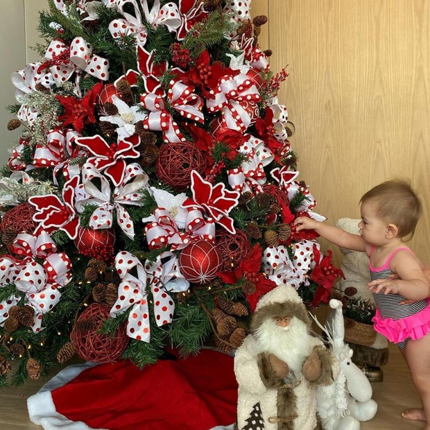 Sabrina e Zoe mostram nova árvore de Natal (Foto: Reprodução/Instagram)