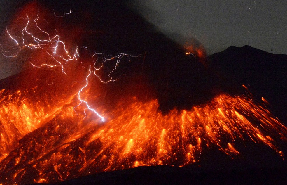 Erupção do vulcão Sakurajima, em foto tirada em 5 de fevereiro de 2016 — Foto: Reuters