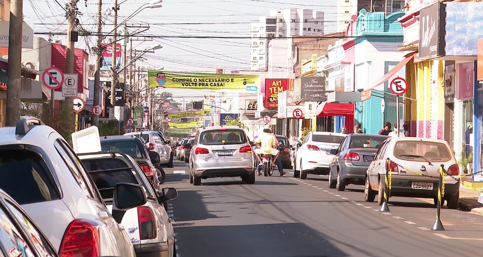 Comércio aberto em Jaboticabal, SP, na fase amarela do Plano SP — Foto: Reprodução/EPTV