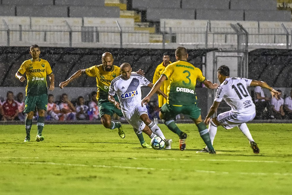 Cuiabá eliminou a Ponte Preta na segunda fase da Copa do Brasil 2017 (Foto: Fábio Leoni / PontePress)