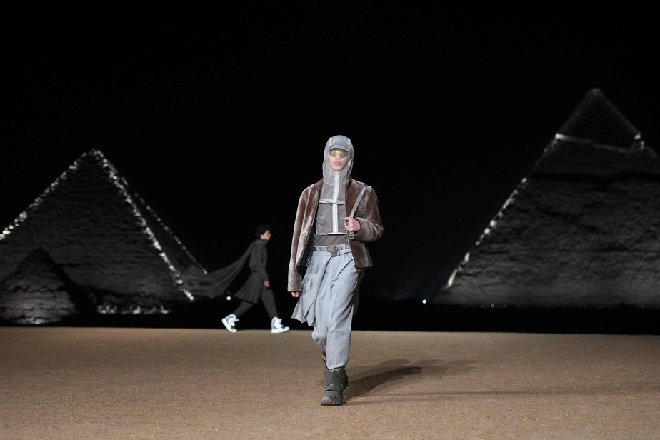 Dior realiza desfile aos pés das pirâmides do Egito