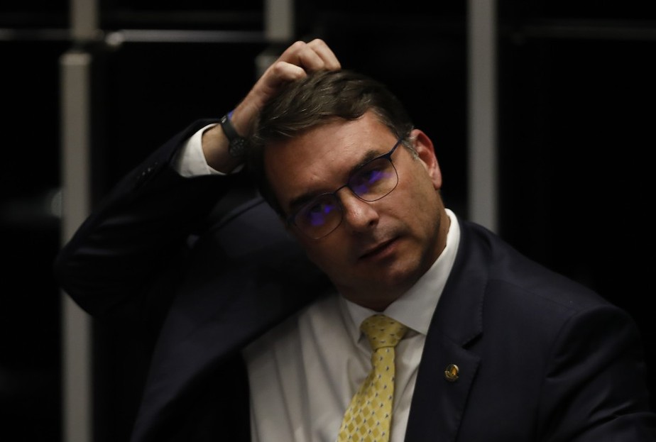 Senador Flavio Bolsonaro (PL-RJ) usou as redes sociais para parabenizar presidente por entrevista no Jornal Nacional