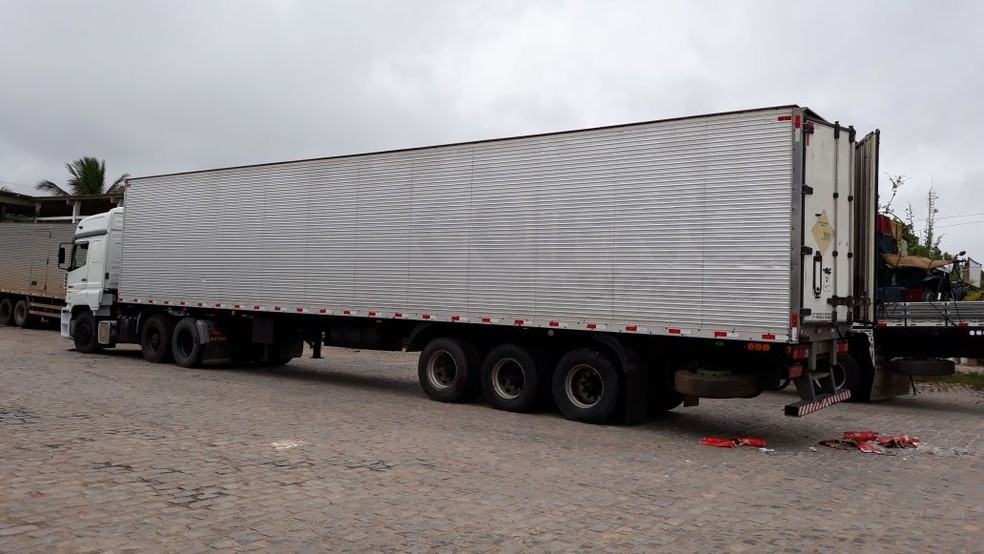 Caminhão com carga da bebida roubada foi apreendida pela PM (Foto: Cláudia Angélica/ Inter TV Cabugi )