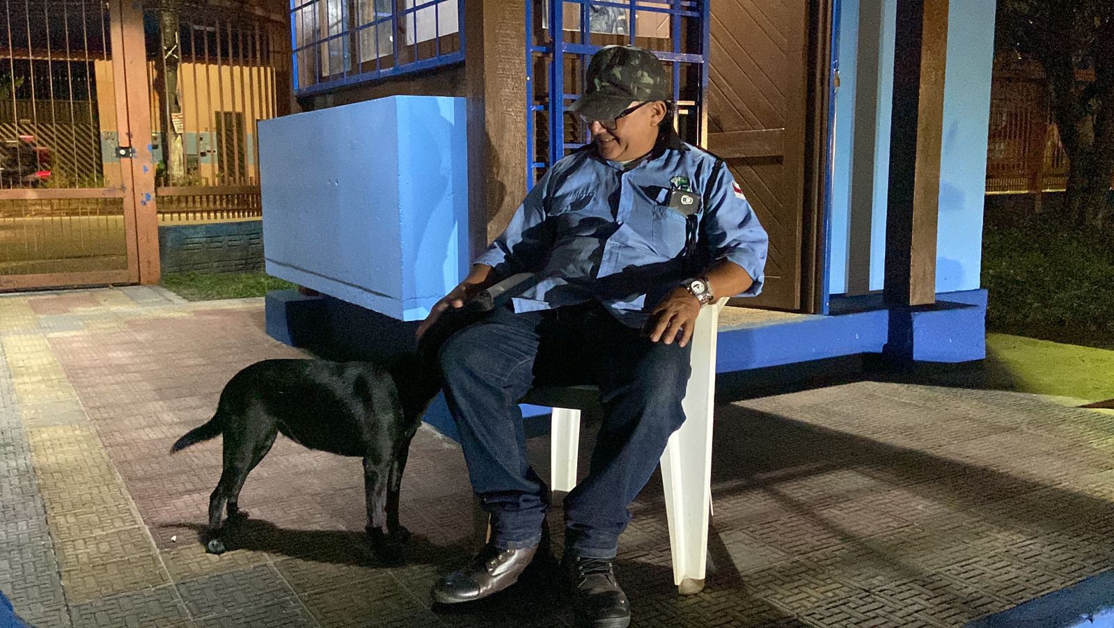 VÍDEO: cadela salva vigilante de assalto em escola de Manaus; conheça 'Pretinha'