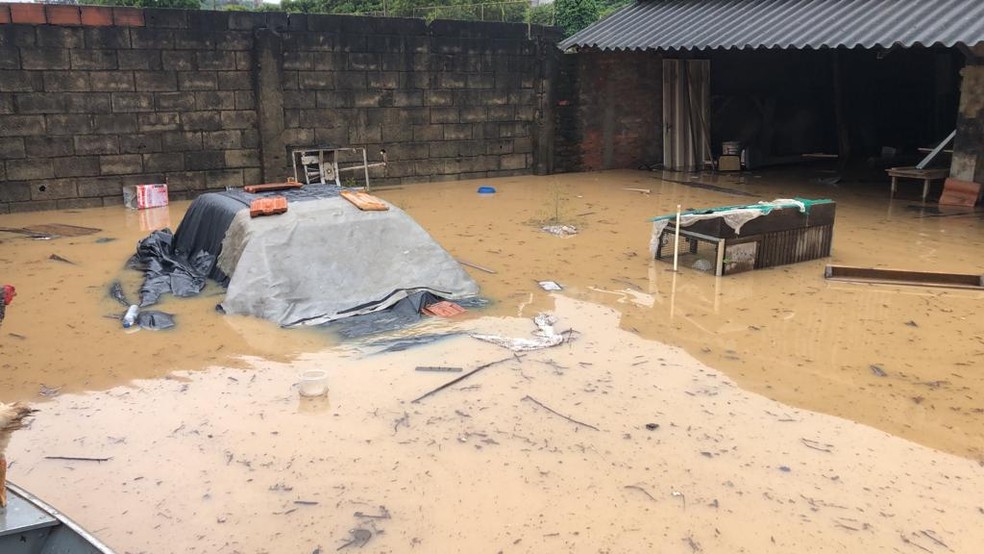 Carro ficou debaixo de água em galpão no Centro de Vespasiano — Foto: Marcos Magela de Morais/Acervo Pessoal