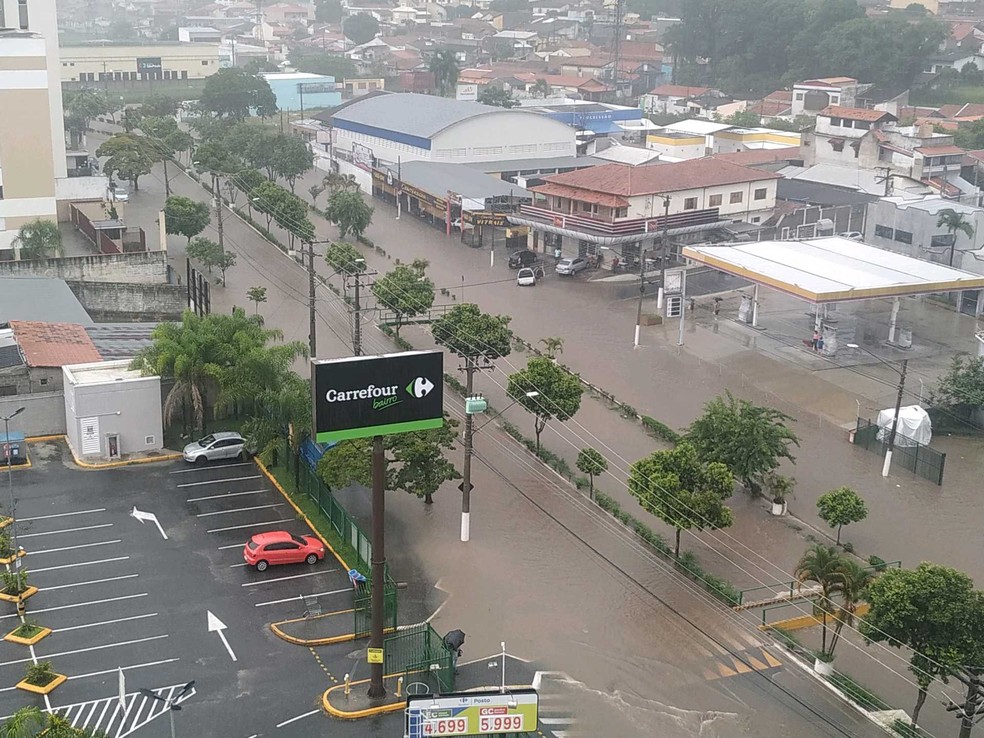 Temporal deixa Avenida Brasil alagada em Caçapava — Foto: Lucas Casagrande/Vanguarda Repórter