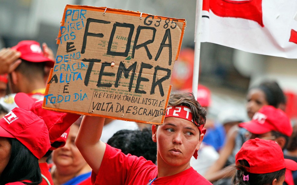 Protesto contra o presidente Michel Temer fecha a Avenida Paulista, na tarde desta quarta (25) (Foto: ERNESTO RODRIGUES/AGÊNCIA TEMPO/ESTADÃO CONTEÚDO)