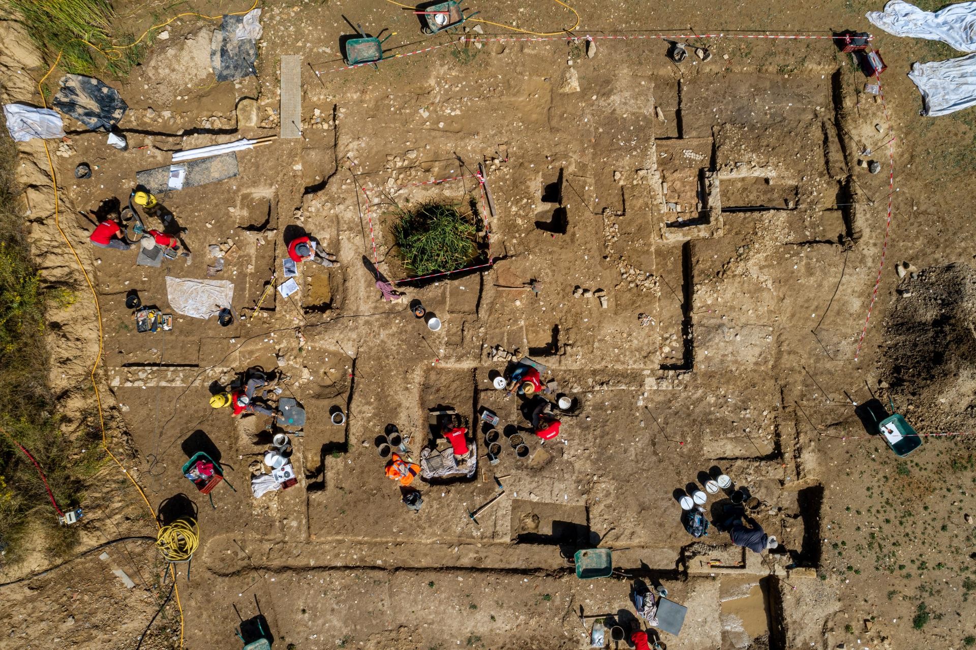 Visão aérea da necrópole escavada na França (Foto: Divulgação/Inrap)