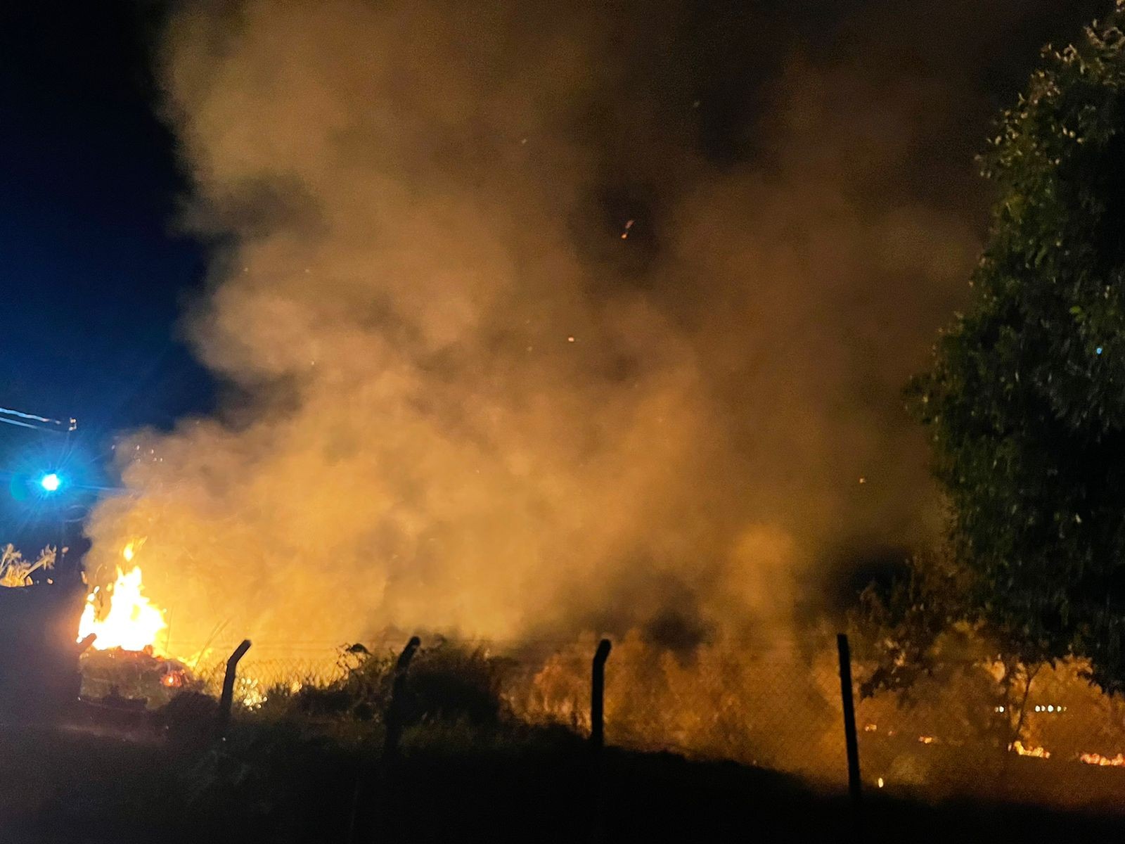 Incêndio de grandes proporções atinge área de vegetação no Parque Residencial São Lucas