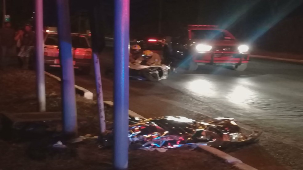 Motociclista morre após bater em  carro, no Lago Sul, em Brasília — Foto: Wellington Hanna/TV Globo