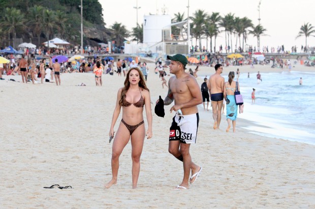 Gabi Martins e Tierry curtem dia de praia no Rio de Janeiro (Foto: Agnews)