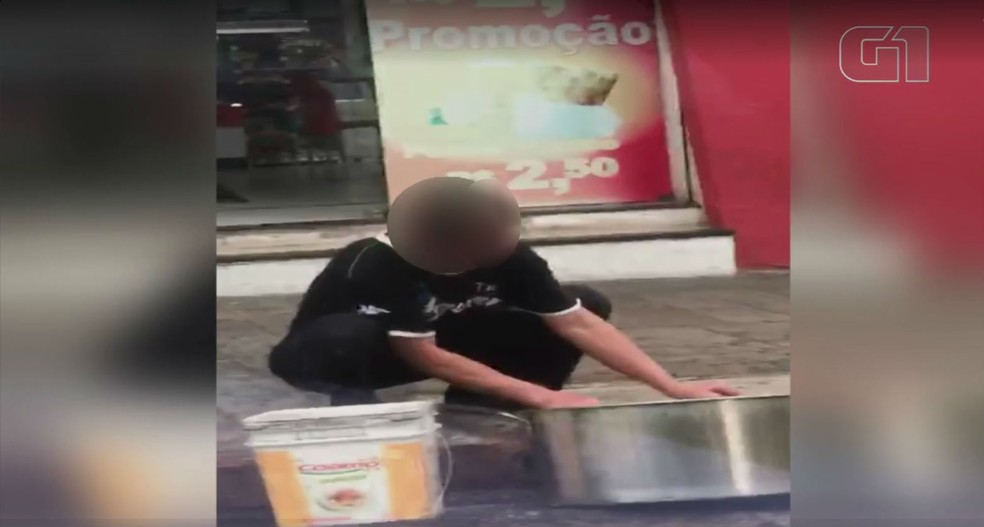 Homem foi flagrado lavando panela na sarjeta em Bauru (Foto: Reprodução/Arquivo pessoal)