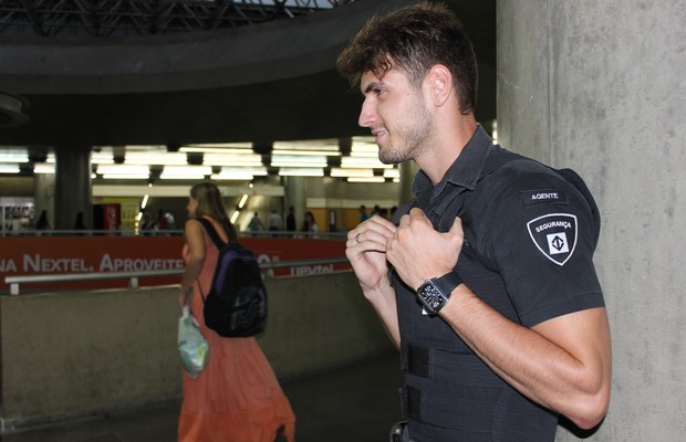 Como segurança do metrô, Guilherme Leão orienta passageiros e separa eventuais tumultos nas estações (Foto: Nathalia Tavolieri / Época)
