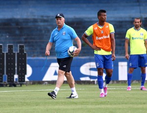 Felipão abre treino no Olímpico, mas despista com 14 jogadores em campo