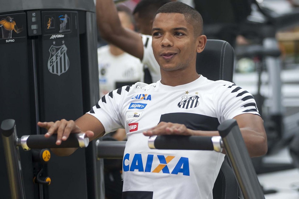 David Braz não vai enfrentar a Chapecoense (Foto: Ivan Storti/Santos FC)