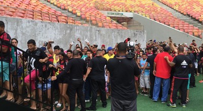 Diretoria pede, e PM libera entrada de torcedores no treino do Flamengo