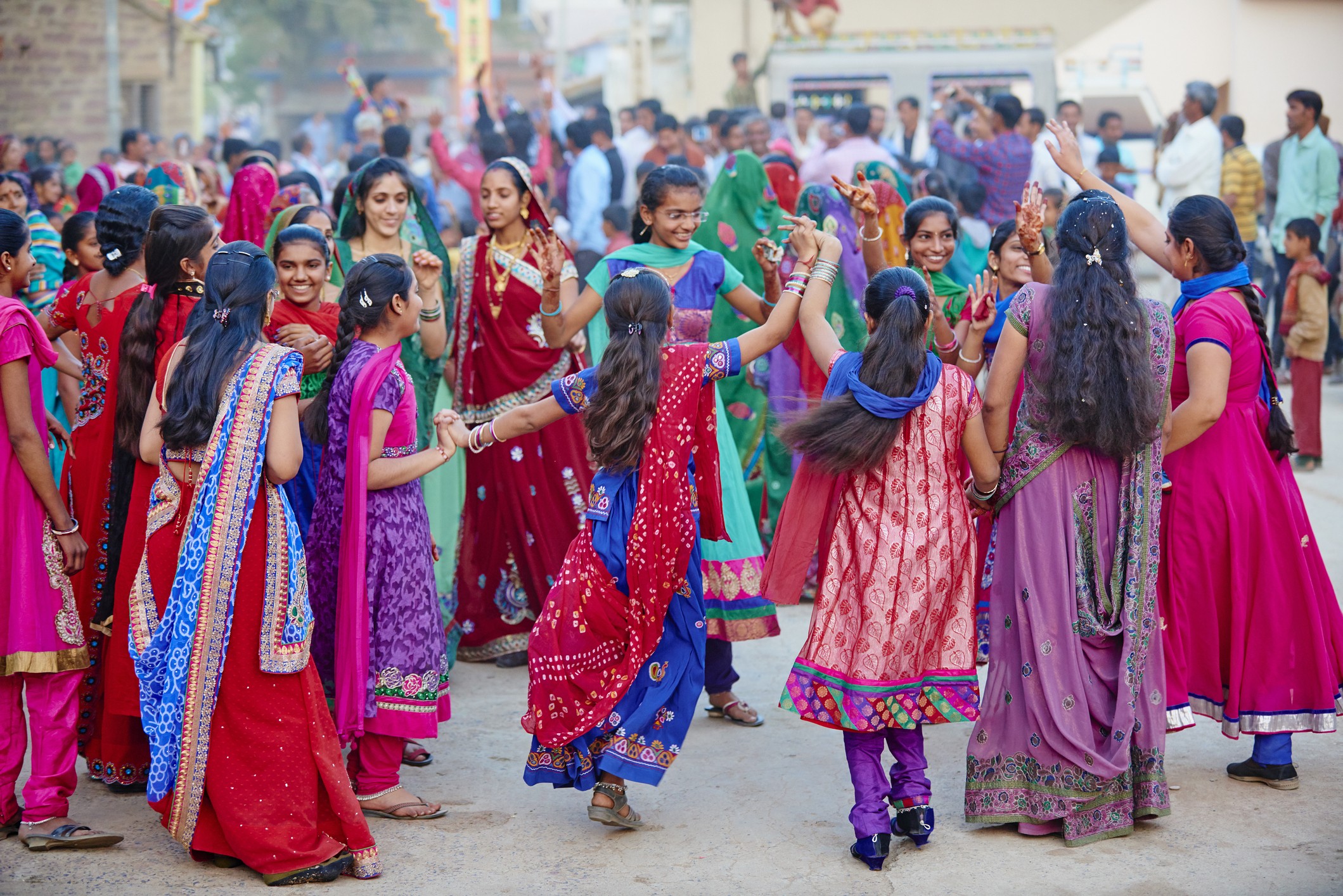 Mulheres dançam durante uma cerimônia de casamento tradicional indiana (Foto: Getty Images)