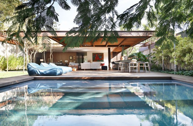 Plantas tropicais, piscina e design em uma casa feita para relaxar (Foto: Denilson Machado/ MCA Estúdio)