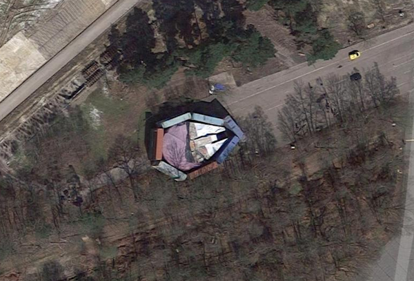 A Millennium Falcon da saga Star Wars em um estúdio próximo a Londres (Foto: Google Maps)