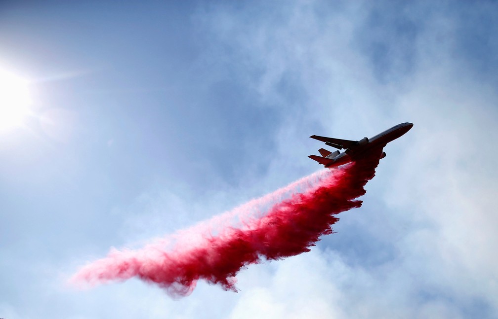 Aeronave ajuda no combate a incêndio Woolsey, que atinge o sul da Califórnia, no domingo (11) — Foto: Eric Thayer/ Reuters