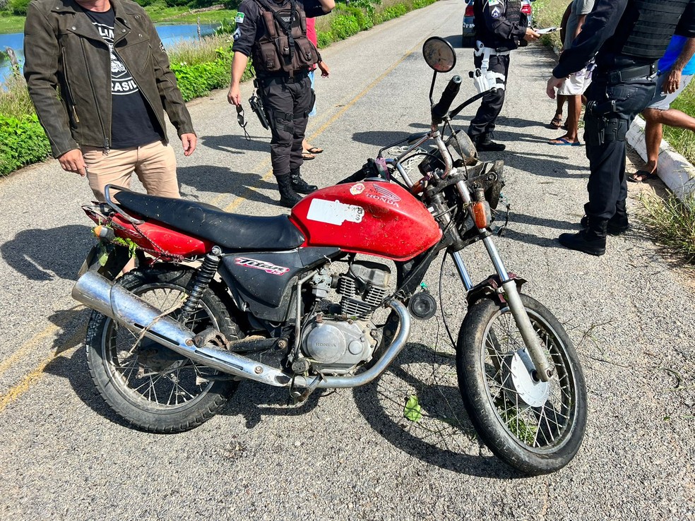 Moto de homem que caiu de ribanceira no Seridó potiguar também foi retirada do local — Foto: CPRE/Cedida