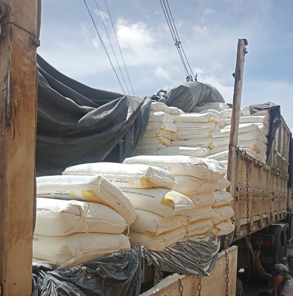 Farinha de trigo foi apreendida em caminhão — Foto: Divulgação/SET