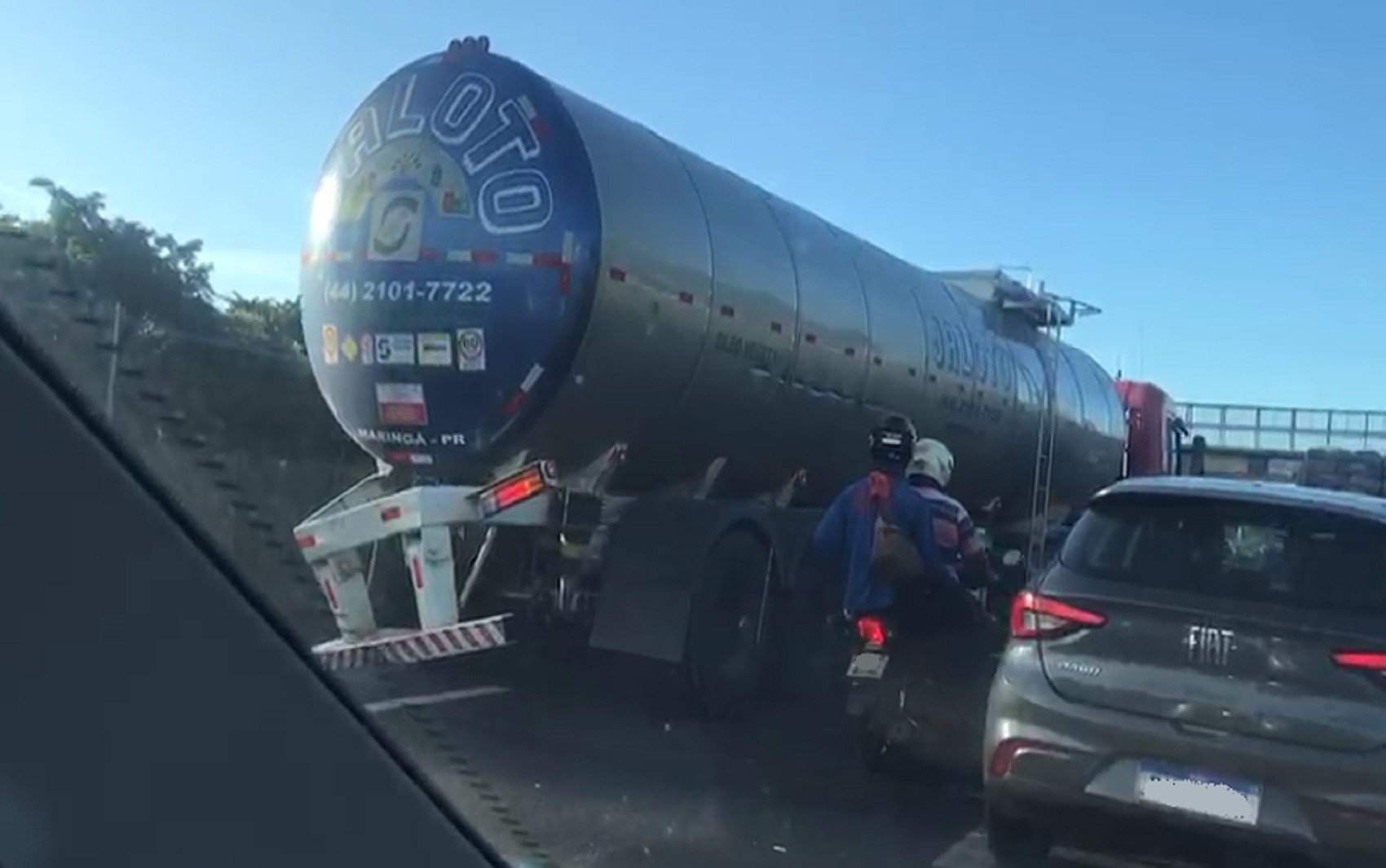 Acidente entre 2 carretas causa lentidão e bloqueio na Rodovia Anhanguera em Ribeirão Preto, SP