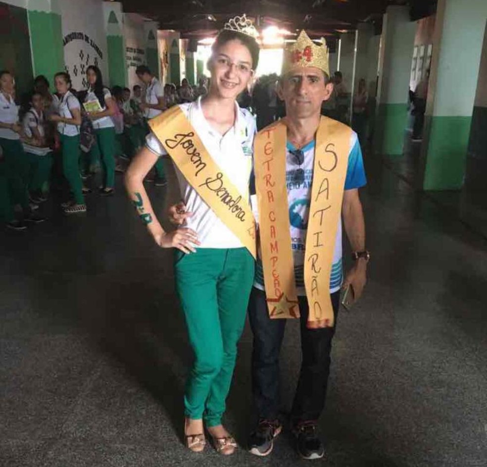 Professor Satírio Francisco comemora a conquista da aluna junto à escola e ganha prêmio também de melhor professor orientador.  — Foto: Foto: Divulgação/Arquivo pessoal 