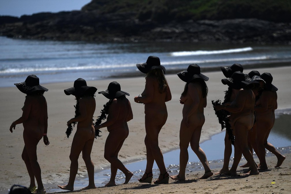 Evento reÃºne 2.505 mulheres tomando banho de mar nuas na Irlanda (Foto: Clodagh Kilcoyne/Reuters)