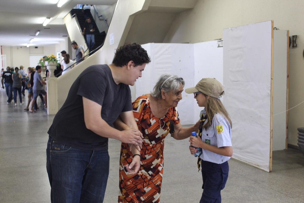 Grupo ajudou idosos e idosas a votar — Foto: Patrick Marques/G1 AM