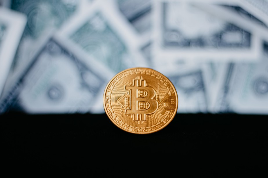 Representação do bitcoin sobre notas de dólar