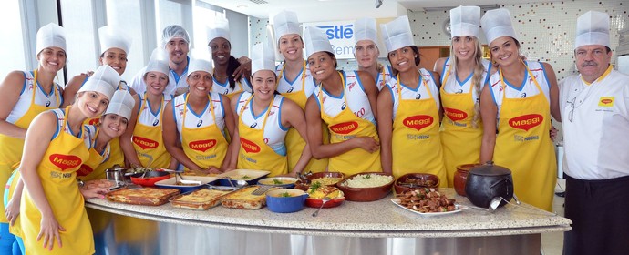 Jogadoras do Osasco na cozinha (Foto: João Pires/Fotojump)