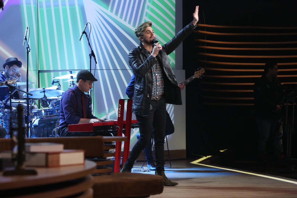 Luan canta no palco do 'Conversa com Bial' (Foto: Higor Gargiulo/Globo)