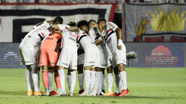 Jogadores do São Paulo reunidos antes de a bola rolar