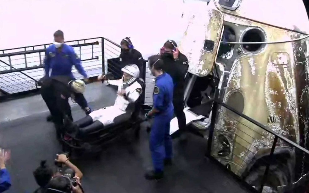 Astronauta da Agência Espacial Europeia, Matthias Maurer, resgatado logo após cápsula Dragon pousar — Foto: Nasa TV / via AFP Photo