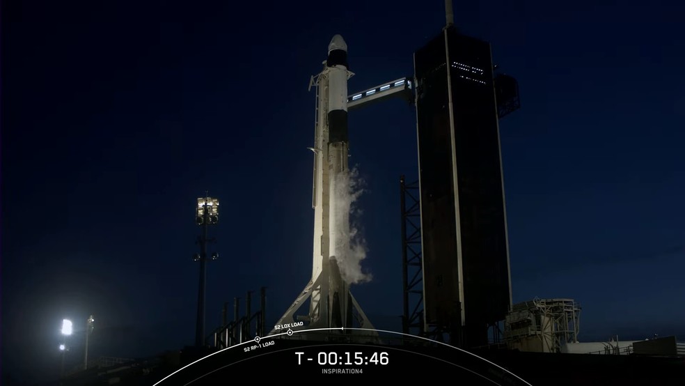 Foguete Falcon 9, da SpaceX, minutos antes do lançamento — Foto: Reprodução/SpaceX