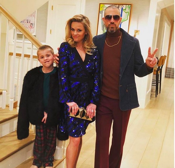 A atriz Reese Whiterspoon com o marido e o filho mais novo (Foto: Instagram)