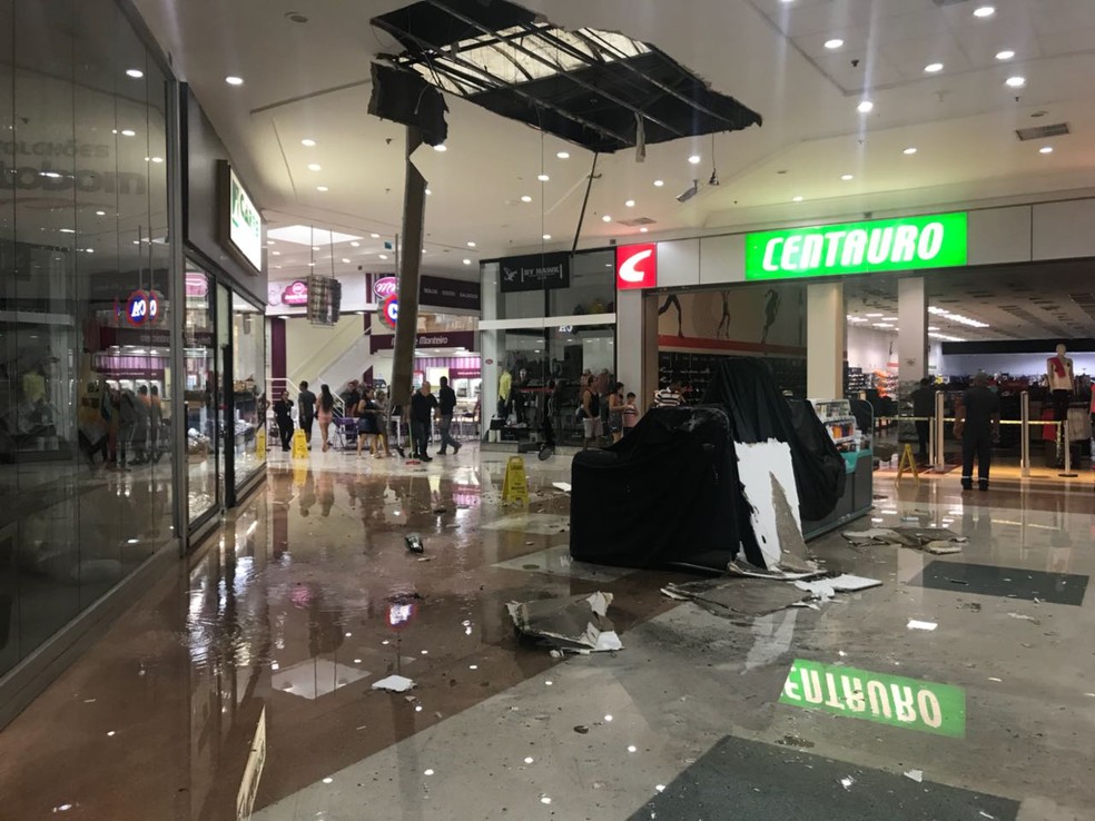 Teto do Litoral Plaza Shopping desabou após forte chuva (Foto: G1 Santos)