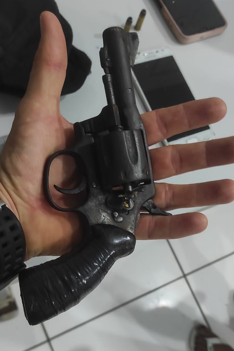 Arma de fogo usada na ação criminosa — Foto: Divulgação/Polícia Militar