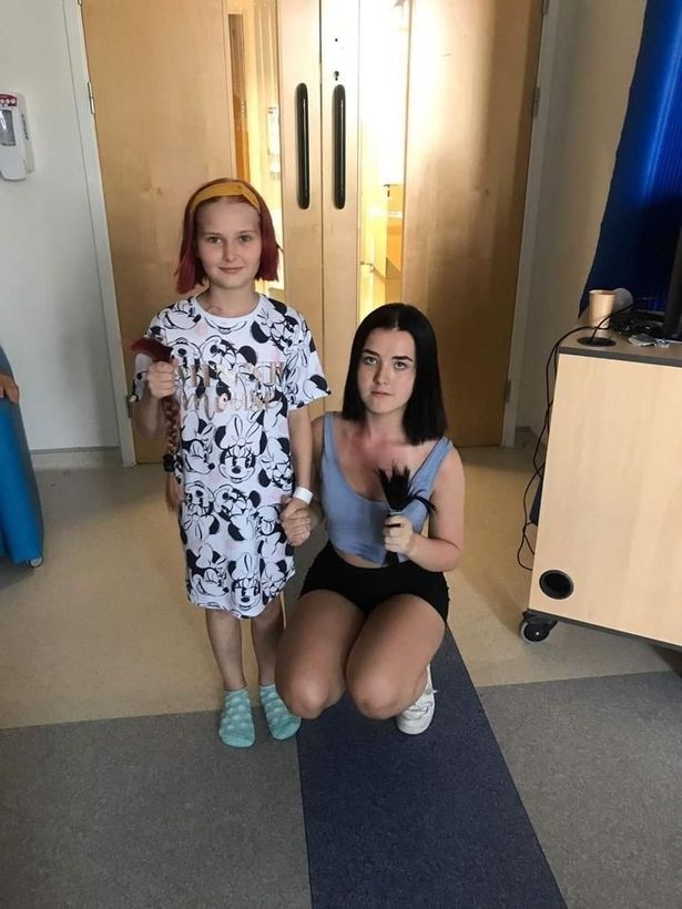 Eva no hospital, ao lado de sua irmã mais velha, Lily (Foto: Reprodução/Manchester Evening News)