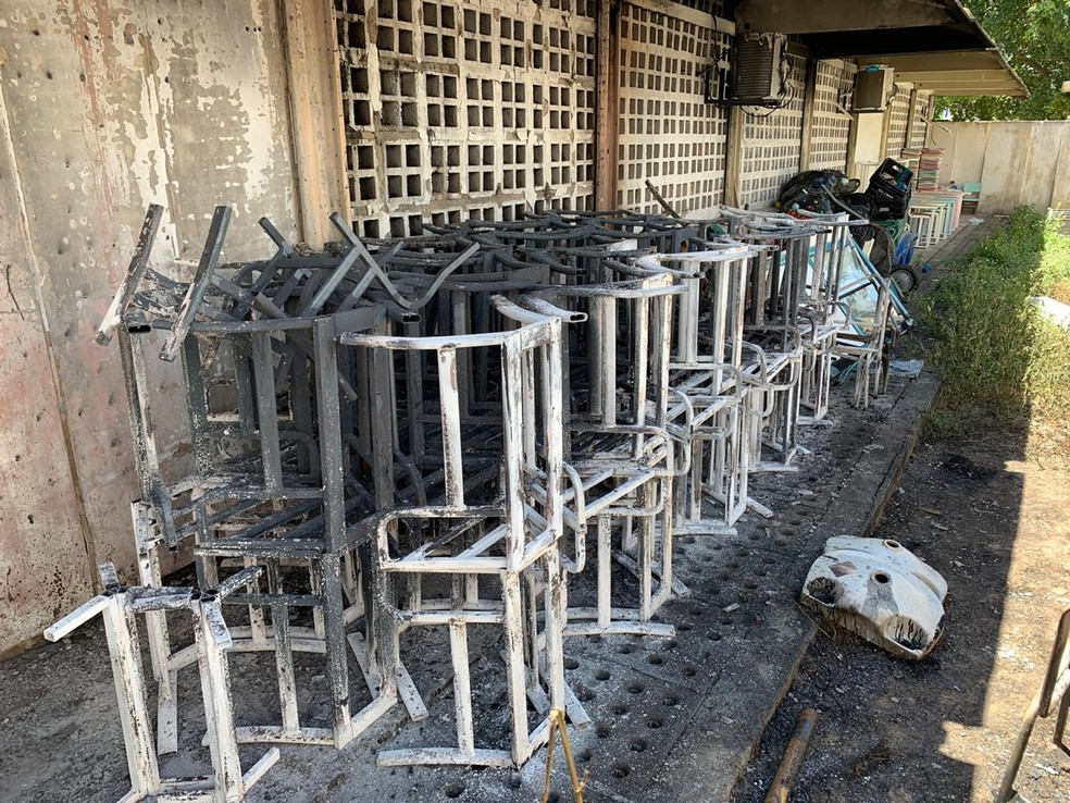 Mesas e cadeiras foram destruídos pelo fogo, que atingiu creche em Olinda nesta sexta-feira (17) — Foto: Mhatteus Sampaio/TV Globo