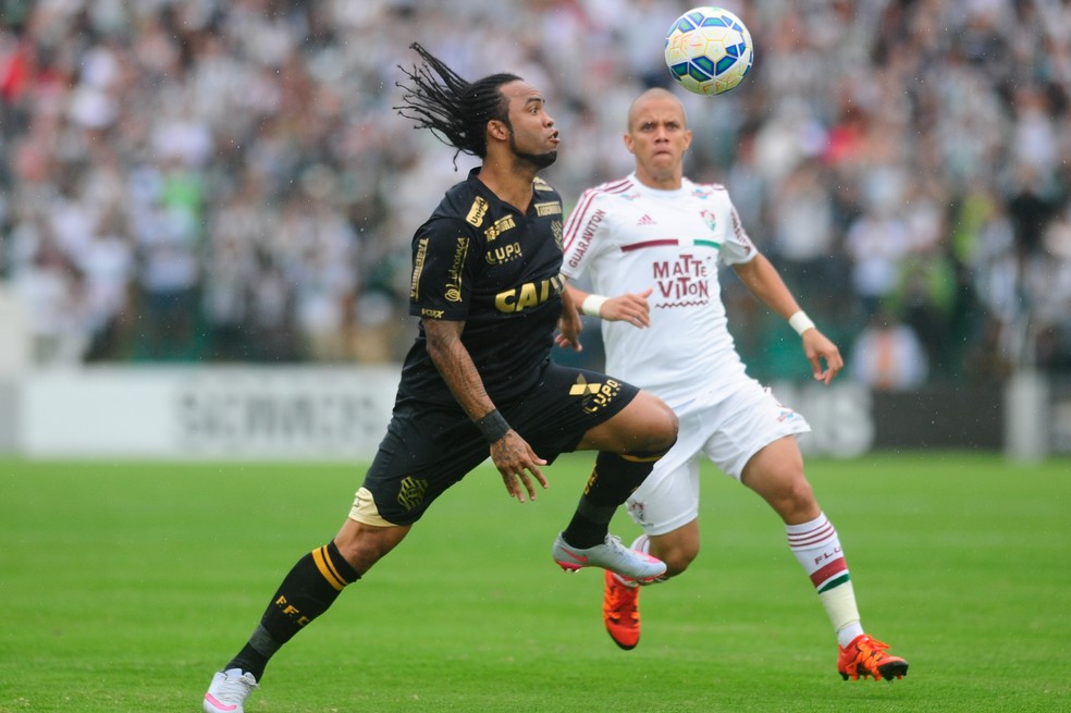 Carlos Alberto encara seu clube formador em Figueirense x Fluminense, do Brasileirão 2015 — Foto: EDUARDO VALENTE - Agência Estado