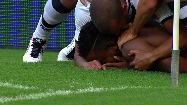 <p>
 Gol de Thalles</p>
<p>
 Cobrança de falta na área, e a bola sobra para Eder Luis, que chuta. Éverson dá rebote, e a bola fica com Thalles, que emenda de primeira e empata a partida!</p>
