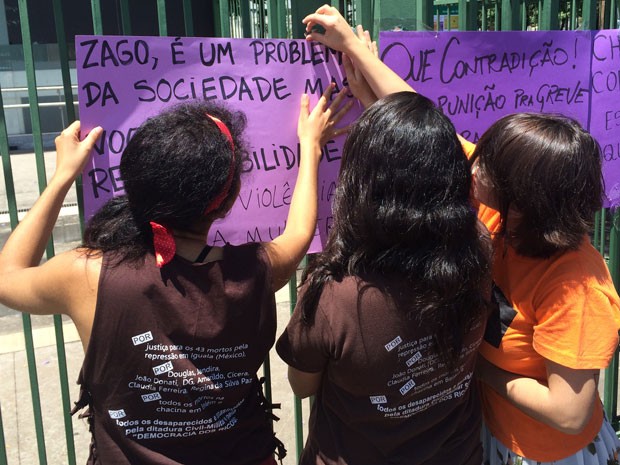 Estudantes de medicina penduram cartazes nos portões da faculdade (Foto: Cauê Fabiano/G1)